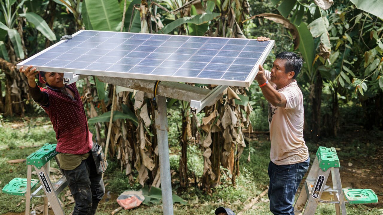 LOVE FOR LIFE-Installation des Solar-Home-Systemes im Regenwald